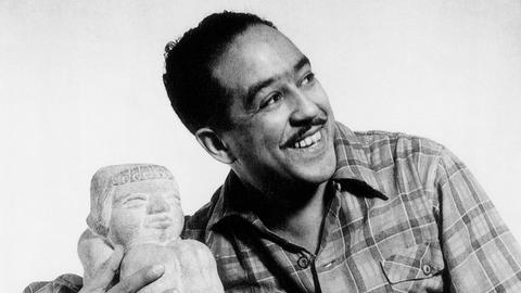 Langston Hughes, fotografiert von Gordon Parks, 1943.