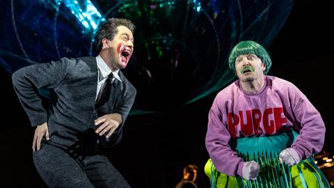 Sänger Seth Carico (l.), Cornel Frey in Le Grand Macabre am Staatstheater Wiesbaden