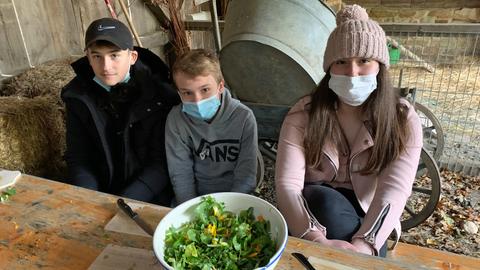 Drei Schülerinnen und Schüler beim Essen im Hessenpark