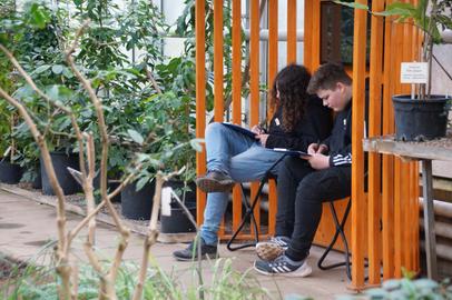 Schüler*in im Tropenhaus