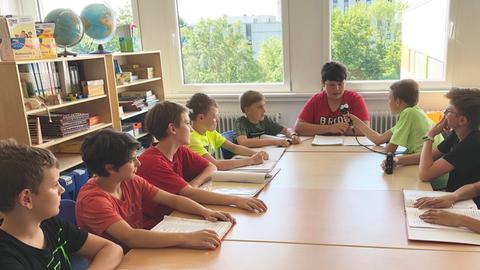 Interview Situation- Schüler interviewen Schüler, alle hören zu