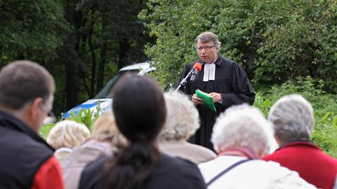 Matthias Engelke predigt 2014 vor dem Fliegerhorst Büchel in der Eifel, wo vermutlich US-amerikanische Atombomben lagern.