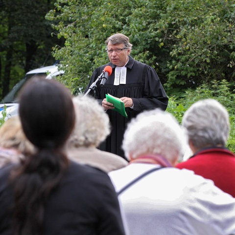 Matthias Engelke predigt 2014 vor dem Fliegerhorst Büchel in der Eifel, wo vermutlich US-amerikanische Atombomben lagern.