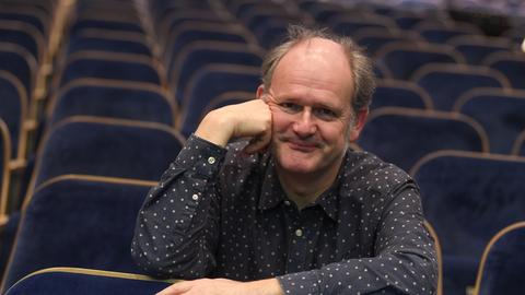 Michael Quast, Intendant der Frankfurter Volksbühne, sitzt im Saal seines Theaters