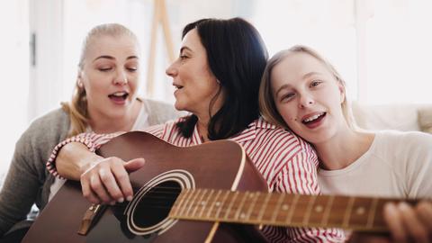 Mutter singt mit Töchtern