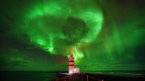 Polarlichter sind über dem alten Gardur-Leuchtturm an der Nordspitze der Halbinsel Reykjanes in Island zu sehen.