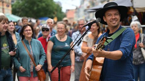 Erik Manouz, Musiker, singt in der Marktstraße beim Rudolstadt-Festival 2024.