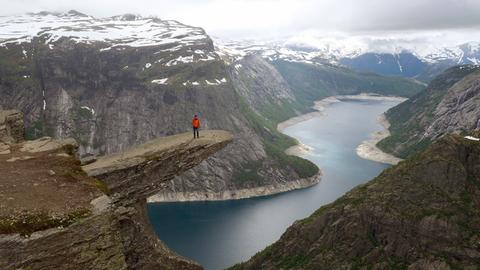 Sven Plöger steht auf dem Felsvorsprung "Trolltunga" mit Blick auf den See Ringedalsvatnet im Süden Norwegens.