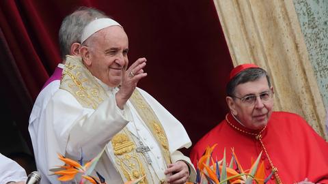 Papst Franziskus erteilt den Segen "urbi et orbi" bei der Ostermesse 2019