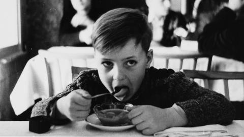 Das Privatfoto aus dem Jahr 1954 zeigt Christoph Sandig aus Leipzig, Jahrgang 1946, in einer Kinderheilstätte in Westdeutschland. Dorthin war er wegen mehrerer Lungenentzündungen geschickt worden.