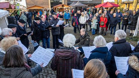 Weihnachtssingen auf einem Weihnachtsmarkt 