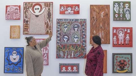 Leah Umbagai und Rona Charles in der Ausstellung "Country bin pull’em - Ein gemeinsamer Blick zurück