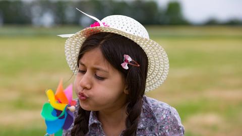 Mädchen mit Windspiel