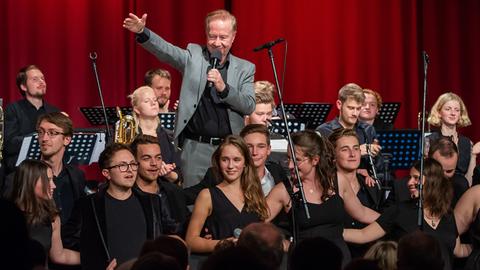 Wolfgang Diefenbach mit Mitgliedern aus allen Formationen des Landes Jugend Jazz Orchesters Hessen. 