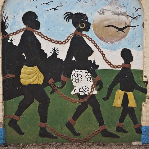 Wanddekoration im Sklaverei Museum in Juffureh, Gambia